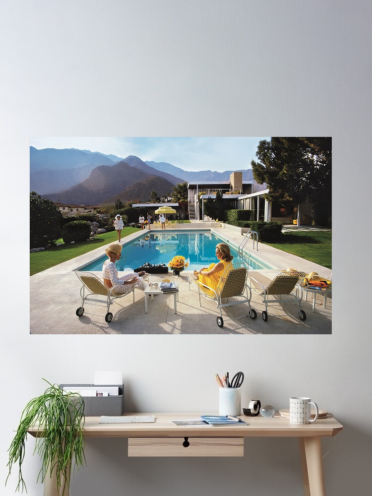 Luxury Lifestyle Pictures - Retro Poolside Host Luxe levensstijl door