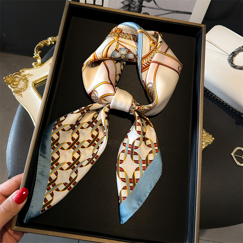 Luxury Lifestyle Women - Luxe vrouwelijke vierkante sjaal kettingprint bandana